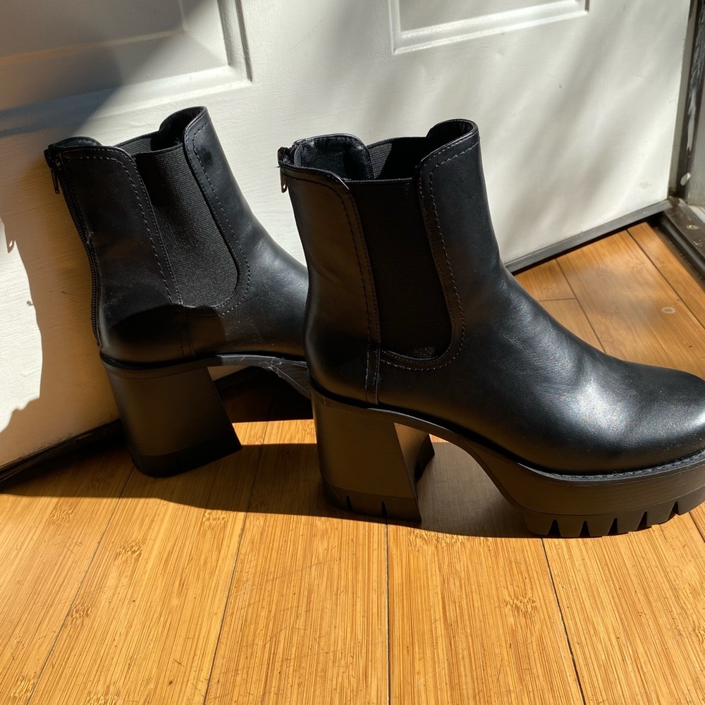Madden Girl Krissy Chelsea Boots in Black